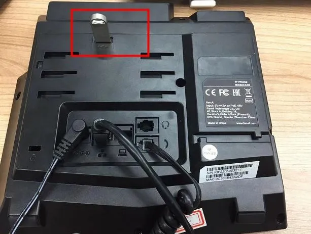 Insérez le lecteur USB dans le téléphone