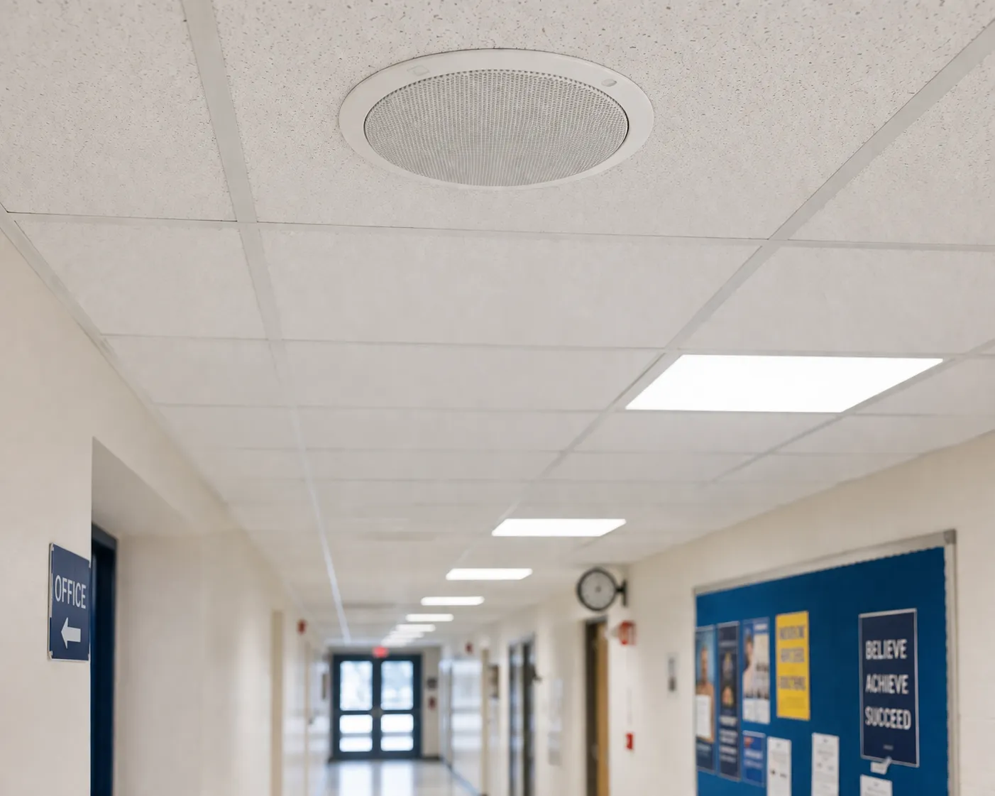 Haut-parleur d’appel de plafond installé dans un couloir d’école ou de bureau pour des annonces vocales intérieures claires