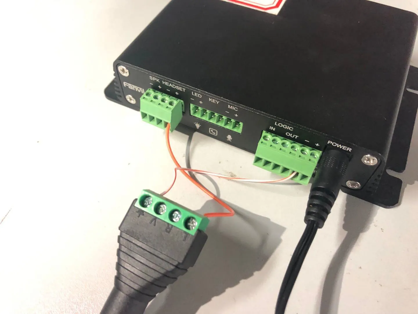 Connexion du BK-DAB-PA2 à un haut-parleur amplifié