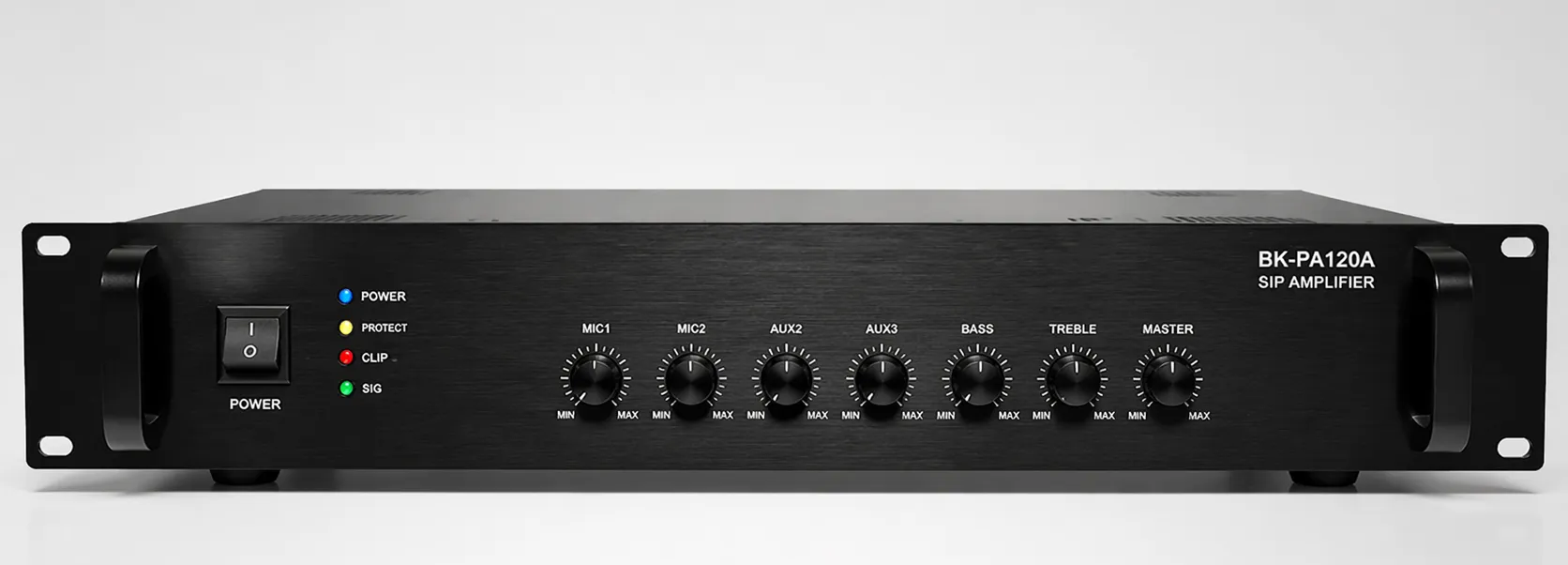 Vue de face de l’amplificateur SIP BK-PA120A dans une installation en rack 19 pouces 2U