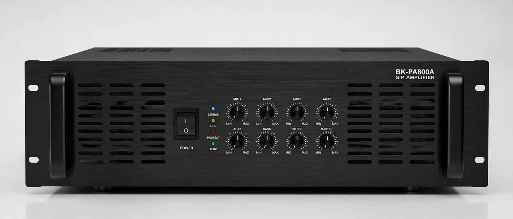 Vue de face de l’amplificateur SIP BK-PA800A dans une installation en rack haute puissance